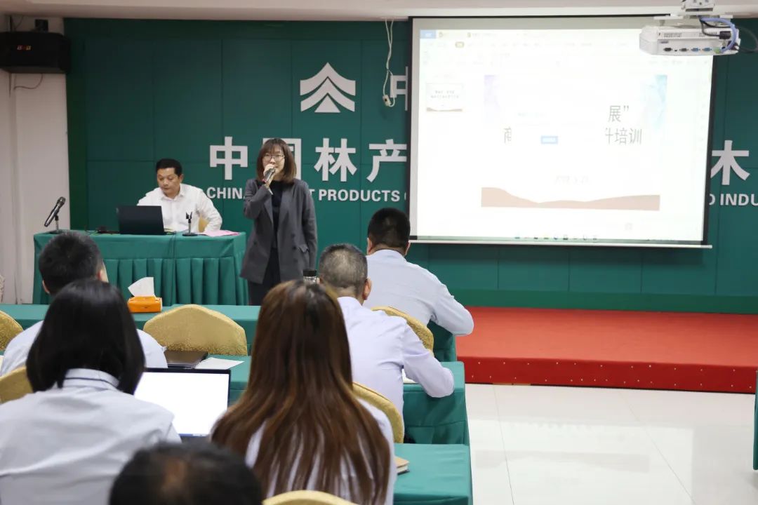 中林華中國際木業(yè)組織開展商務(wù)禮儀培訓(xùn)